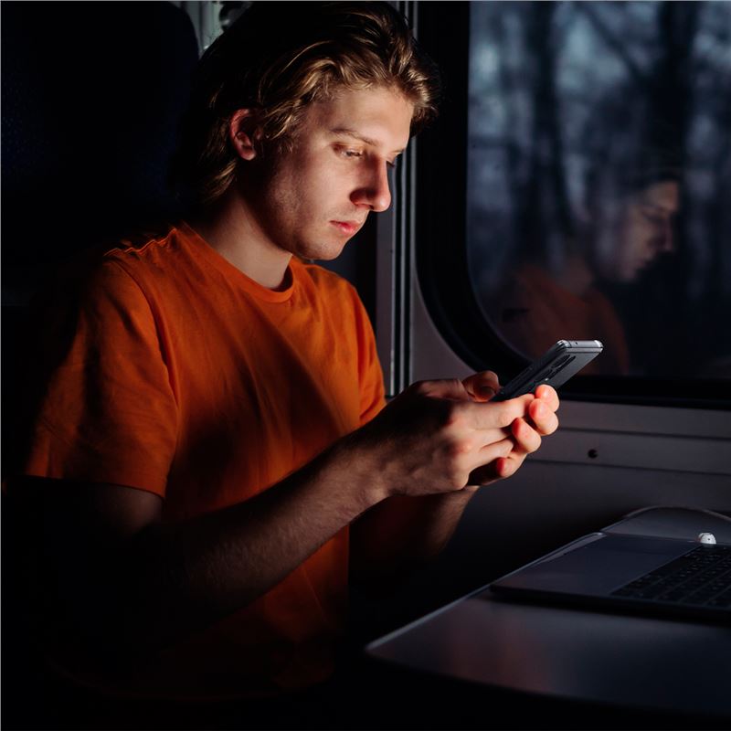 Presné výrezy ponúkajú plný prístup k fotoaparátu, senzorom a ďalším funkciám zariadenia