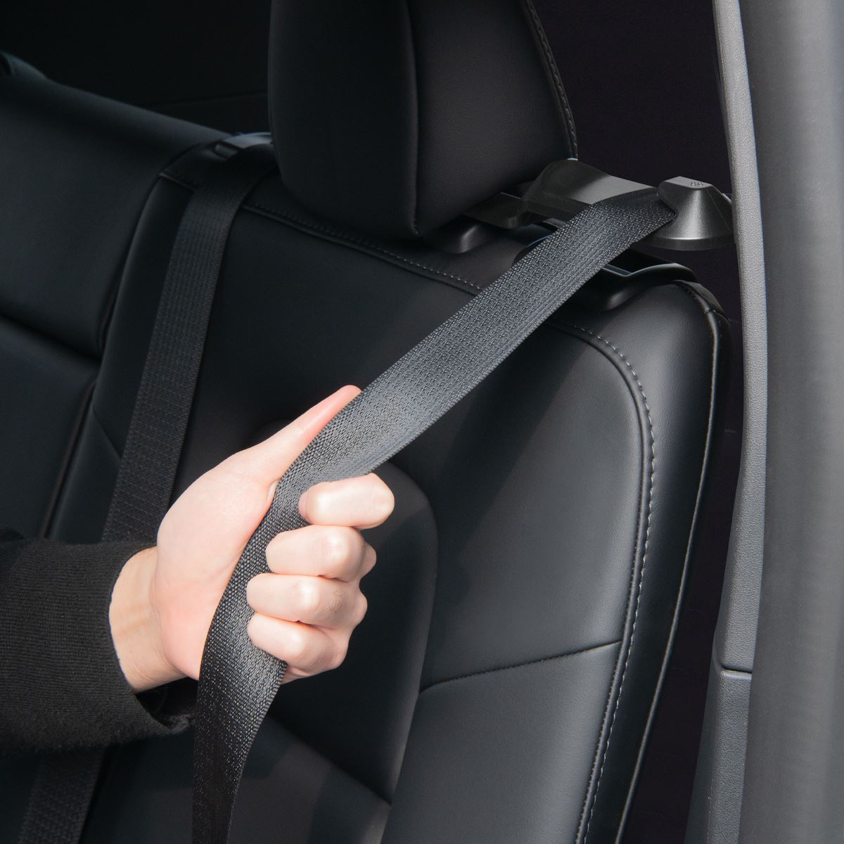 Spigen Tesla Backseat Seatbelt Holder, black - Tesla Model Y (6)
