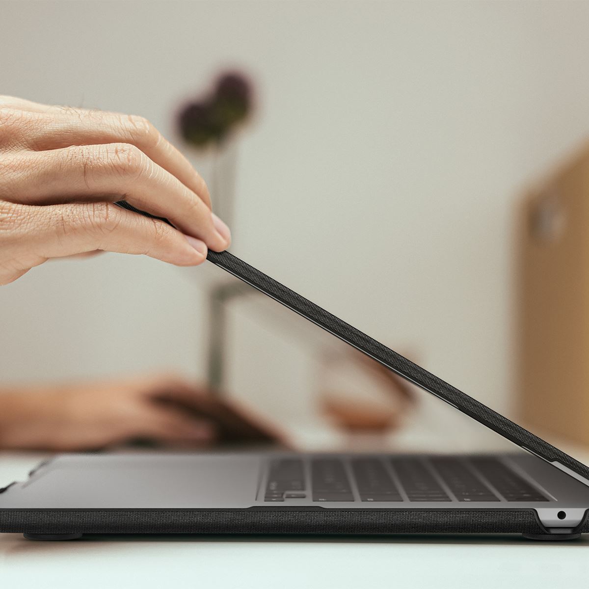 Spigen Urban Fit, heather gray - Macbook Air 15" M4 2025/M3 2024/M2 2023 (17)