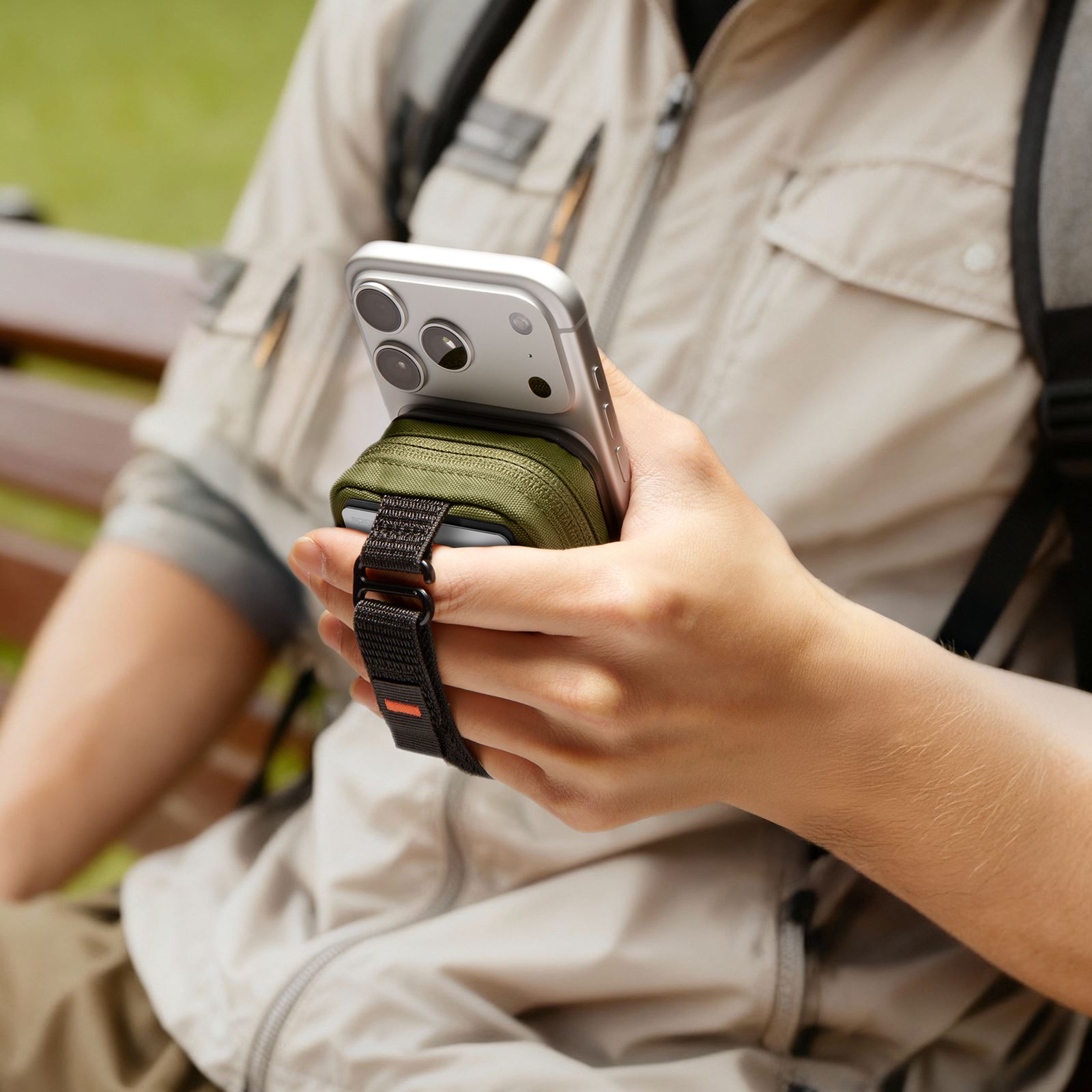 Spigen Portable Organizer Pouch TintapZip MagSafe, olive green (15)