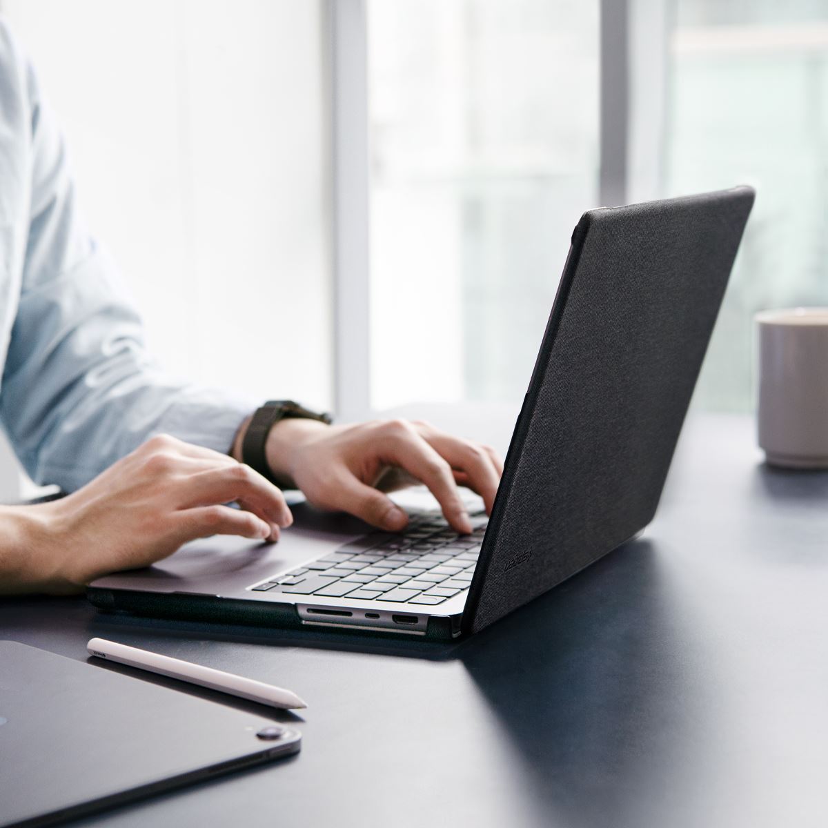 Spigen Urban Fit, heather gray - MacBook Pro 16" M4 2024/M3 2023/M2 2023/M1 2021 (18)